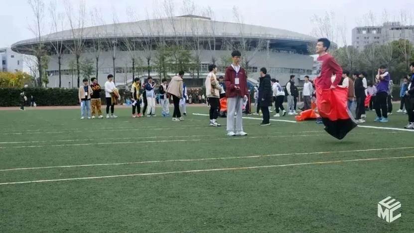 一群人在踢足球中度可信度描述已自动生成