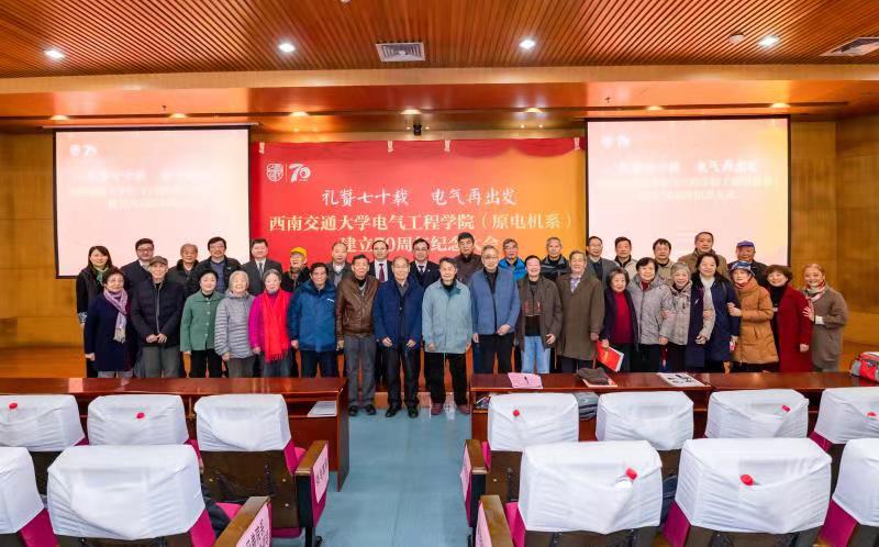 大合影.jpg 大合影.jpg